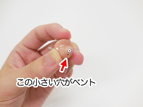 その穴は、耳の中に入る部分の出口まで通じている