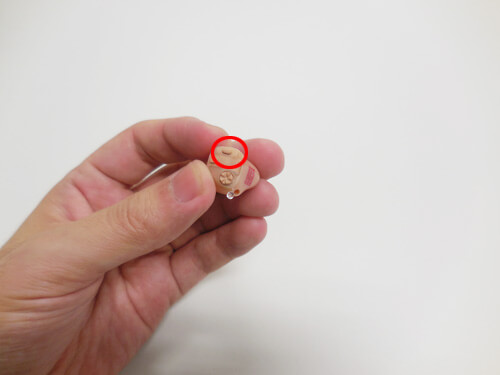 耳あな形のプログラムスイッチは、このボタンを押す。そうすると中に設定されたものに変更される。