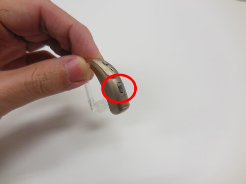 補聴器には、音量を調整できるものがある。この部分を操作することで、音量を調整できる。