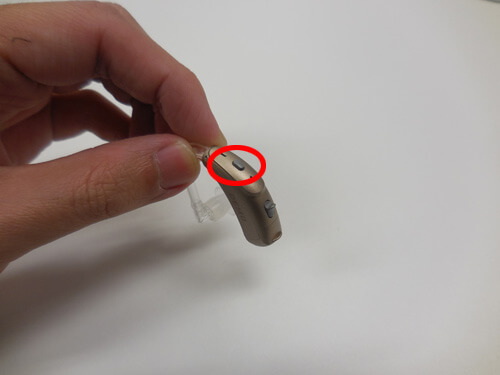 耳かけ形のプログラムスイッチ。こちらを押すと設定された通りに動作する。