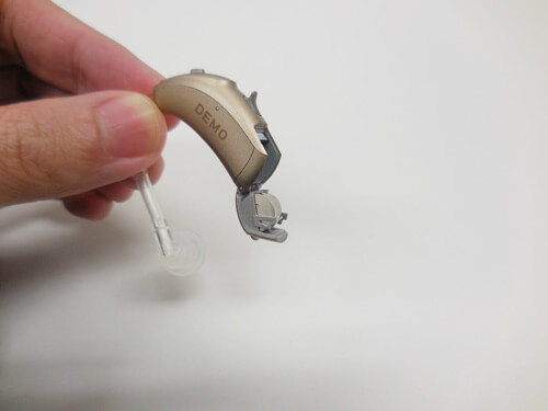補聴器は、電池を入れて使用する。電池の交換は、必須となる。