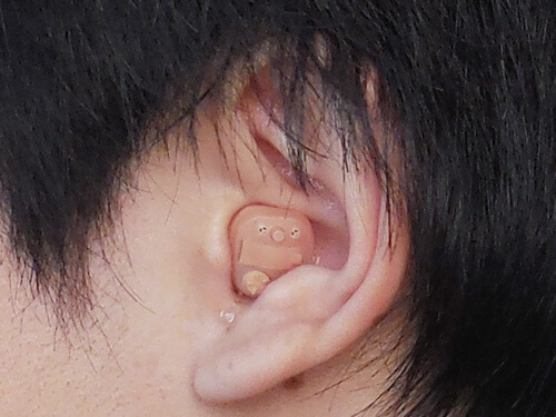 耳あな形のクロスをいれたイメージ。おおよそこのくらいのサイズになる