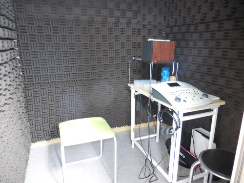 聴力測定を行う防音室、聴力測定の他、語音明瞭度測定もこちらで行う