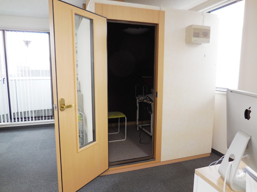 私のお店の測定室。このような部屋で測定を行う