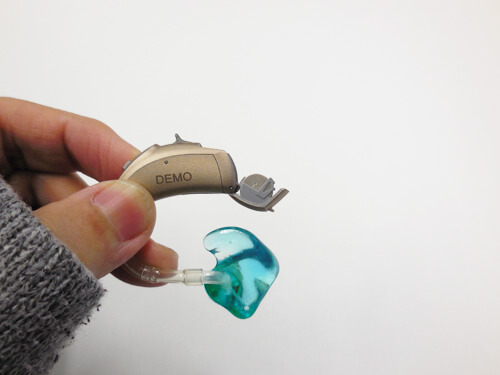 電池の向きは、平らな面が見えるようにしよう