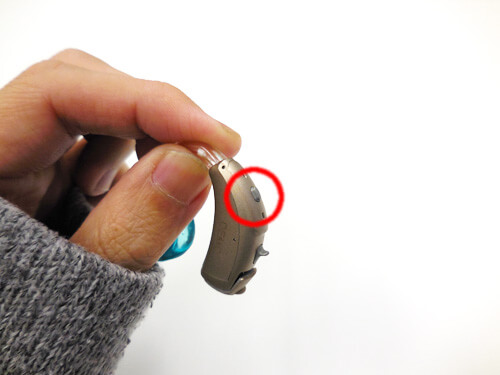 大抵の補聴器のプログラムスイッチは、この位置