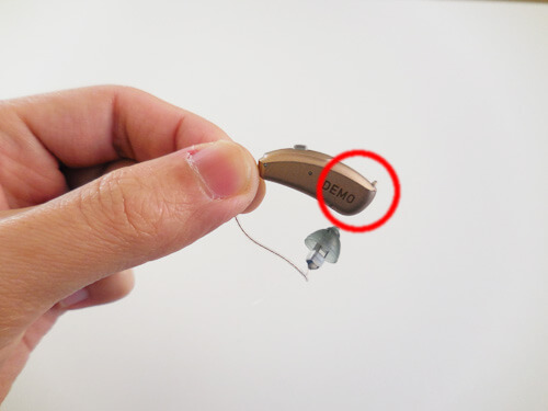 RIC補聴器は、耳かけ形補聴器の一種なので、電池の場所は同じ