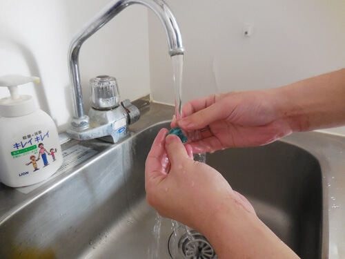イヤモール(耳せん)をぬるま湯で洗う例
