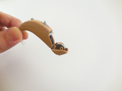 基本的に使われるのは、重度難聴用耳かけ形のみ。その他には、人工内耳にも使われる