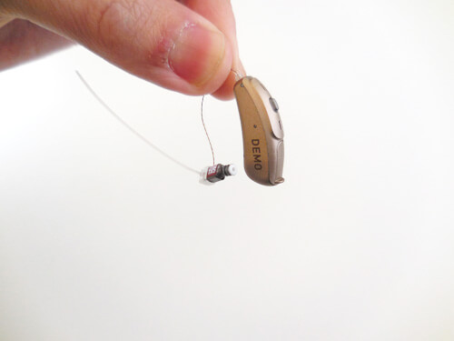 RIC補聴器の特徴は、補聴器本体とイヤホンが分かれている事