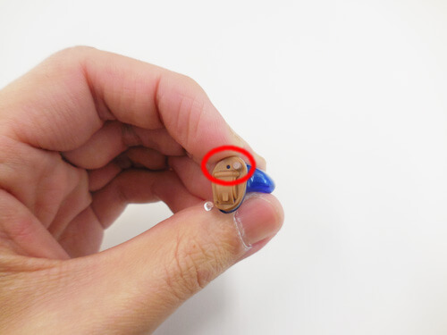 小さい耳あな形補聴器は、形状の都合により一つが多い。