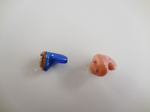 代表的な耳あな形補聴器。左がCIC、右がカナル形である。