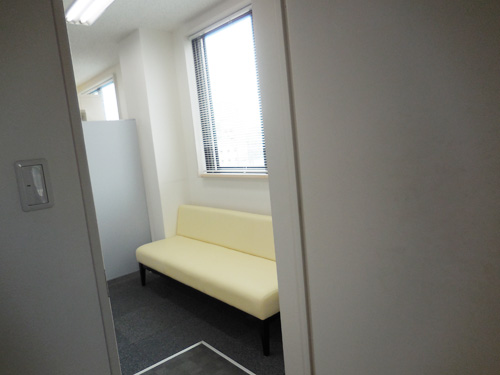 入り口近くには、待合室があるので、入り口からソファーが見える