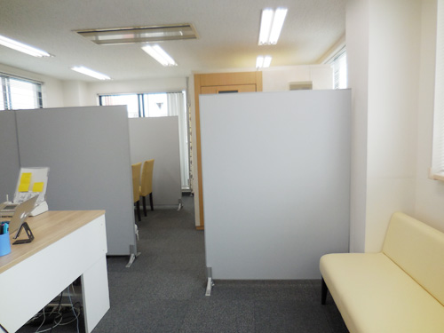 入り口から見た景色。部屋を作って相談しやすく