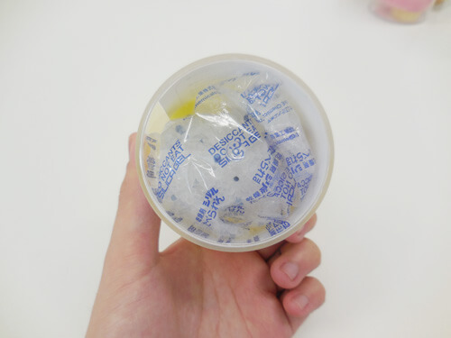 シリカゲルの効力は、時期にもよるが1ヶ月ほど。効力は、裏を見て確認する