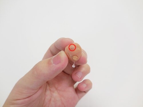 耳あな形のプログラムスイッチ。押す形のものをしており、大抵このような形状をしている