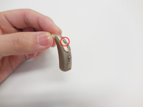 耳かけ形のプログラムスイッチ。上の部分にある事が多い