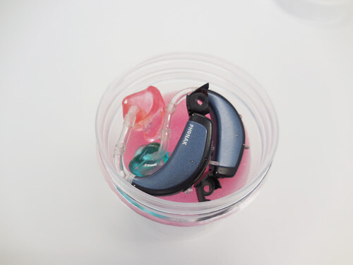 使い方は、簡単。補聴器を中に入れるだけ。電池をいれる部分は空けておこう