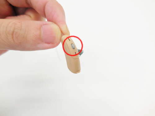 この補聴器の場合、赤で印付けされたところをボリュームにする事もできる