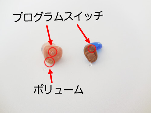 耳あな形は、表面に操作する部品がある。左がカナル形、右がCIC形だ