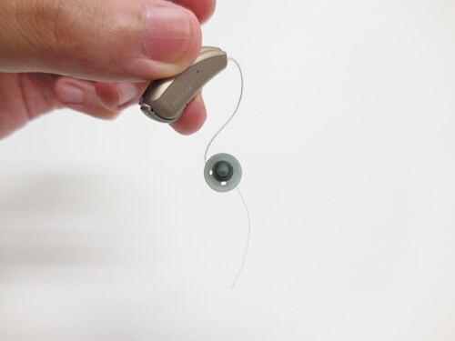 RIC補聴器は、穴が空いている耳せんが多く、耳が塞がった感覚を軽減しやすい
