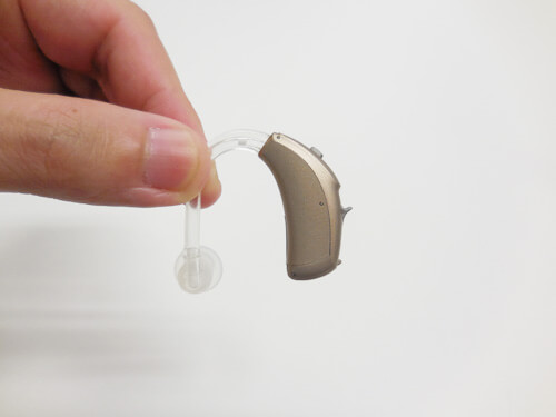 一般的な耳かけ形補聴器が、こちら。