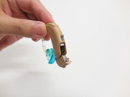補聴器の電池は、こちら。こちらで電源ON、OFFも操作する。