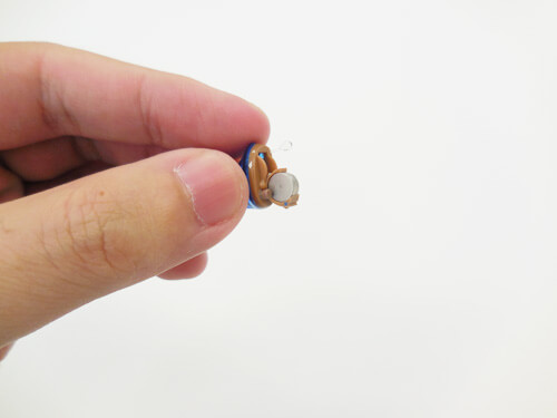 補聴器を作るうえで一番のネックは電池のサイズ。小型化するために電池も小さいものを使用する。