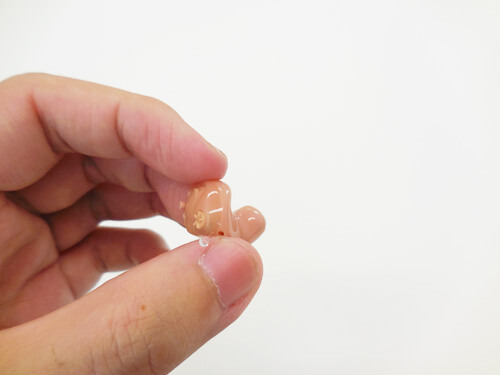 よく見ると肌色が濃い部分と薄い部分があり、耳の中に入るのは、薄い部分。そこがシェルと言われる部分。