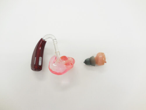 実際に試したもの。右は、私の補聴器、左は、お店の備品(クロス)です。