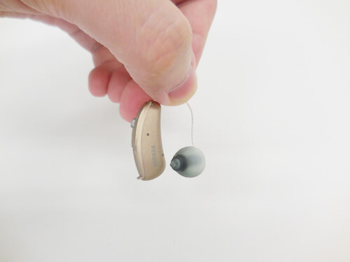 RIC補聴器にも白いフィルターがついている。