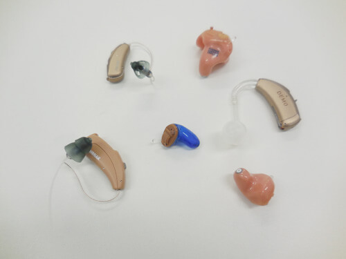 補聴器にはいくつか種類があり、かつそれぞれの形状にもいくつか種類がある。