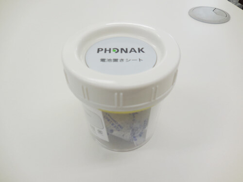 よく付属されることが多い乾燥ケース。今現在では、ほとんどの補聴器に付属されていることが多い。