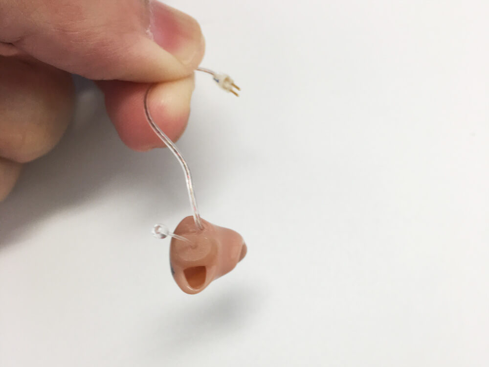 Cシェルとは、このような形状をしたもの。耳の型を採取し、その人専用の耳せんを作る。