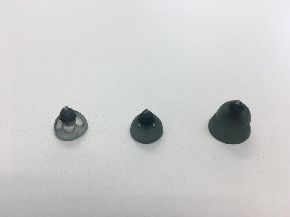 様々な耳せん。補聴器には、いくつか耳せんがあり、左からオープンドーム、クローズドドーム、パワードームになる。