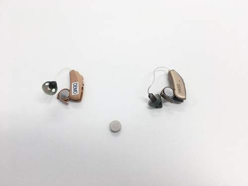電池は、補聴器用の電池があり、ボタン電池を使用して、使います。