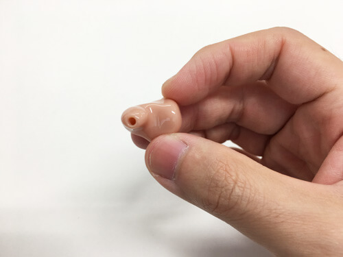 耳あな形も聞こえない耳側につけるものは、密閉すると閉塞感が出るため、なるべくそのようなものは、出ないように加工しつつ、製作する。