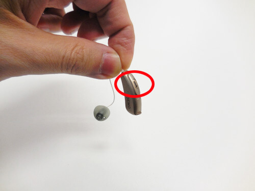 RIC補聴器のような小さい補聴器は、何らか機能的に制限があるケースがあります。