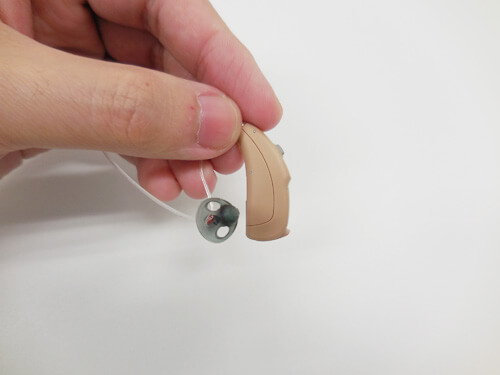 補聴器側も大きくなる。こちらは、そこまで大きくならず、耳の裏にかけるだけあり、ある程度髪があると見えづらくなる。