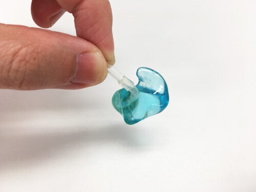 耳の形を採取して、その人ように作る耳せんがイヤモールド。このように色をつけることもできる。写真は、使いすぎて、青が変色した状態。
