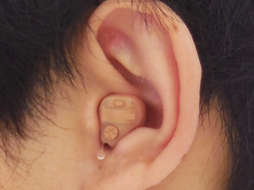 耳あな形のクロス補聴器は、耳の型を採取して、作る補聴器なため、耳が塞がれやすい状態になります。