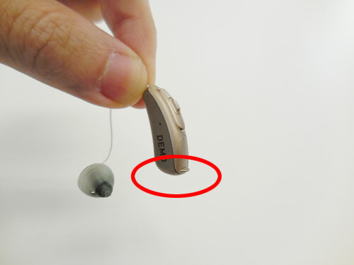 蓋を閉めると電源ON、蓋を開けると電源OFFになります。