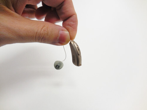 このような形をしているのが、RIC補聴器です。細いワイヤーなどで繋がっているものがあるものが、基本的には、そうです。