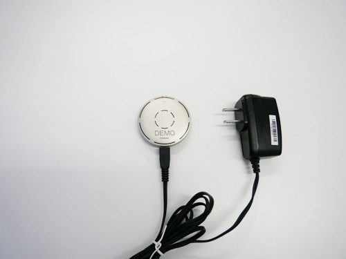 充電は、付属のものをコンセントに差し込んで充電します。